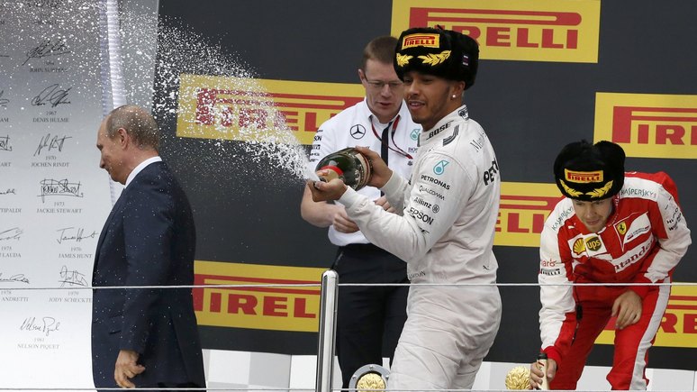 Sun: британский гонщик не рискнул обрызгать Путина шампанским после победы на «Формуле-1» 