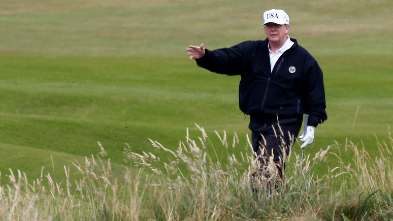 Newsweek: посещению американских военных баз Трамп предпочитает игру в гольф 