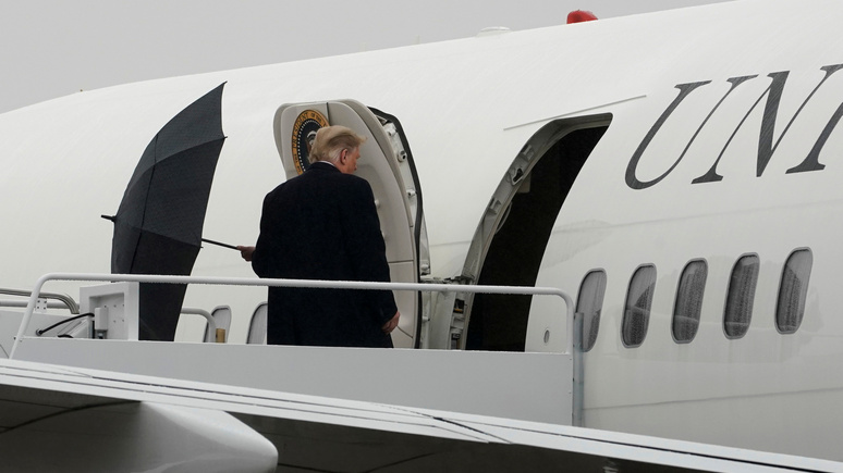 Daily Mail: Трампа подняли на смех в социальных сетях за неумение закрыть зонт