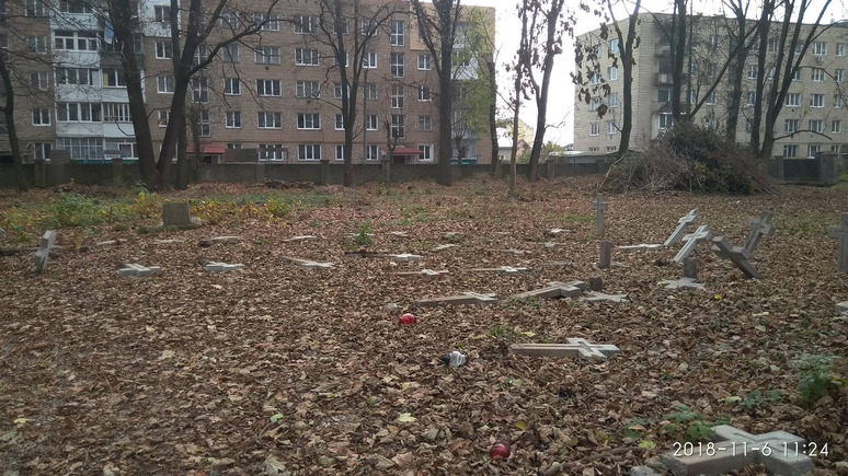 Левый берег: вандалы разгромили польское кладбище на Украине