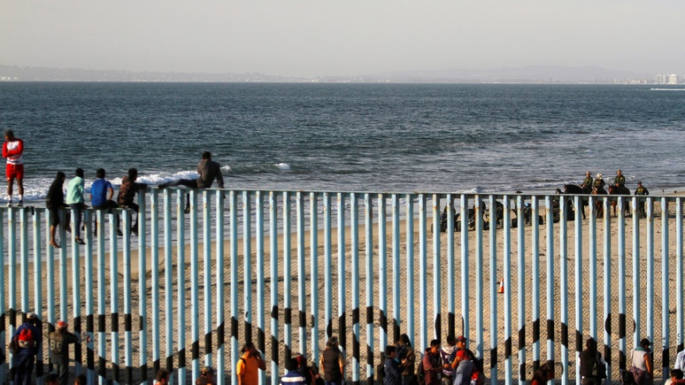 N-TV: первые мигранты из Центральной Америки проверили на прочность забор на границе с США