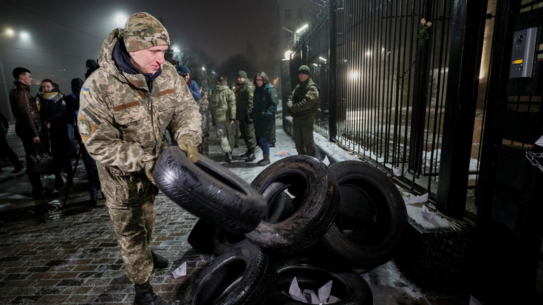 112: полиция не позволила радикалам поджечь шины около российского посольства в Киеве