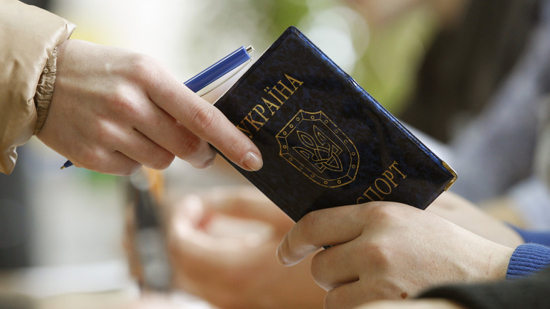 СТРАНА.ua: украинский паспорт опустился в мировом рейтинге