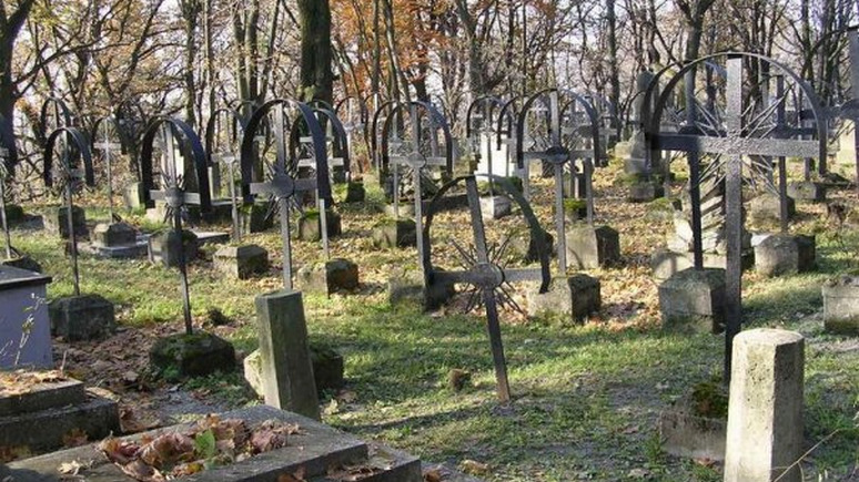 УП: во Львове пытались разбить скульптуры на польском военном кладбище