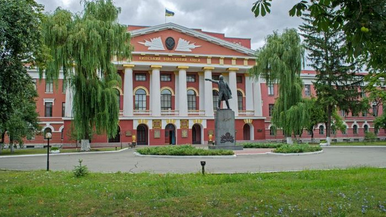 СТРАНА.ua: в Киеве демонтируют памятник Александру Суворову