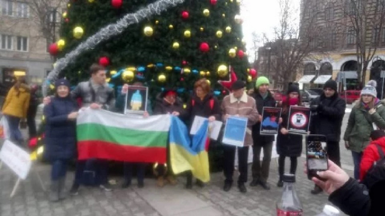 24 канал: болгары украсили подаренную Москвой ёлку жёлто-голубыми корабликами
