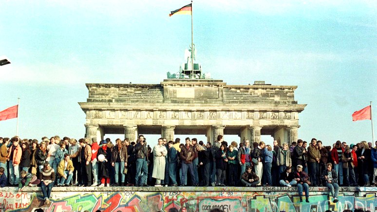 WSJ: спустя 30 лет после падения Берлинской стены мир потерял уверенность в либеральном будущем