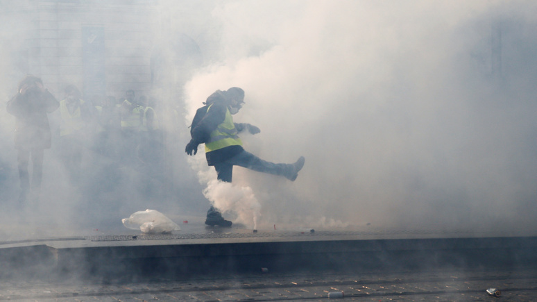 BFM TV: в Париже произошли столкновения протестующих с полицией