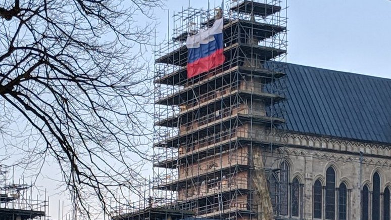 New York Times: российский флаг на соборе в Солсбери местные жители восприняли как насмешку