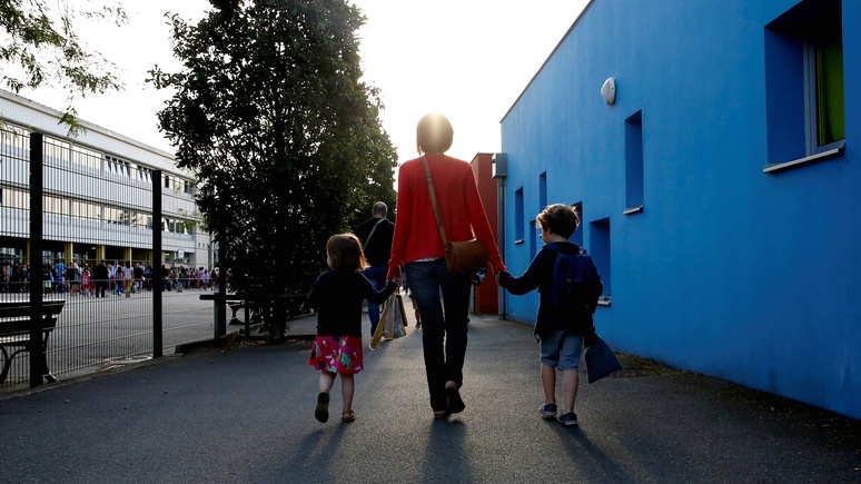 Ouest-France: «отец и мать» или «родители 1 и 2» — министр образования Франции признал замену понятий неидеальной
