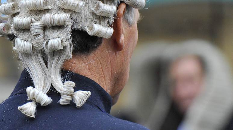 Times: «не самые невинные картинки» — британских судей призвали подучить язык эмодзи 