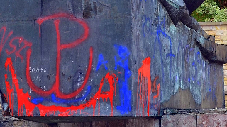 Wyborcza: польские власти не спешат возвращать серп и молот на осквернённый памятник 