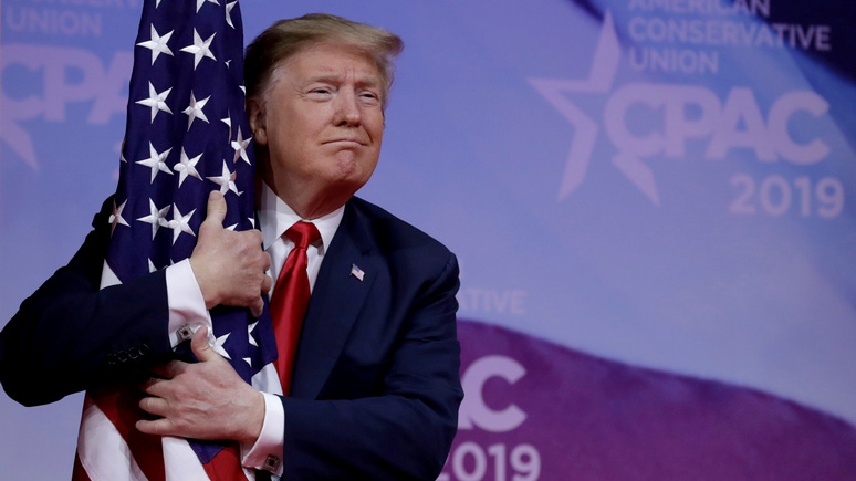 Paris Match: Трампа высмеяли в соцсетях за «объятия» с американским флагом