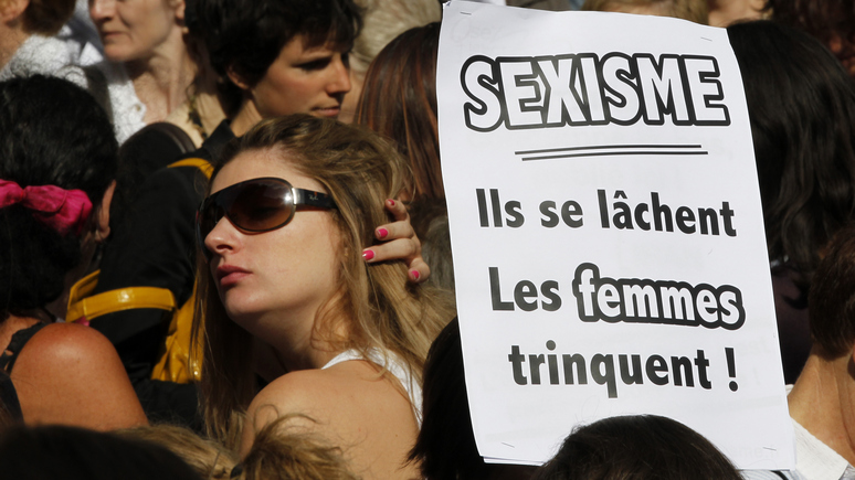 Le Parisien: за уличные приставания к женщинам во Франции уже выписали более 300 штрафов 