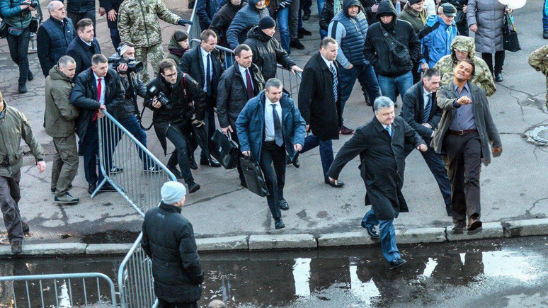 «Тiкай з городу»: в интернете обсуждают бегство Порошенко с собственного митинга 