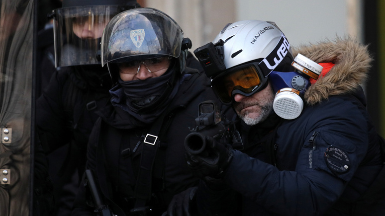 Boulevard Voltaire: правительство Макрона дрейфует в сторону репрессий при молчаливой поддержке СМИ