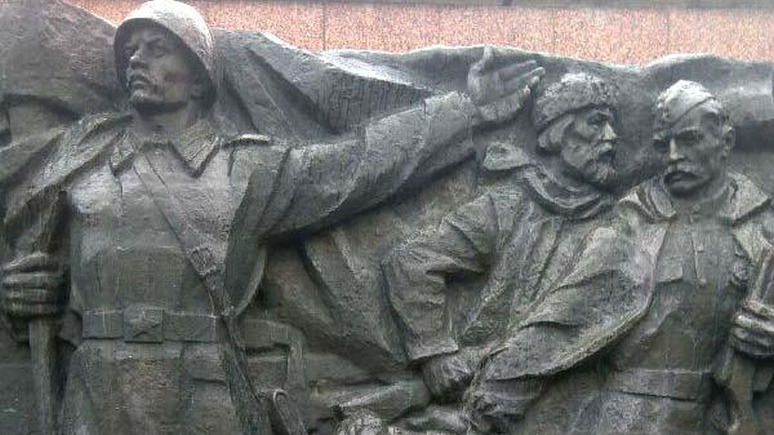 112: в Ровно злоумышленники повредили монумент Славы 