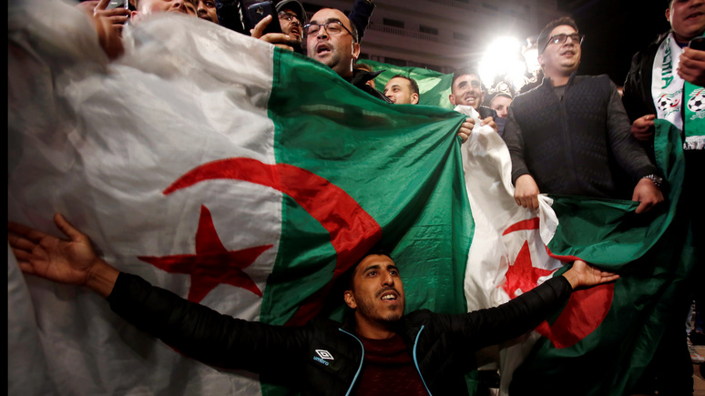 Independent: алжирцы празднуют уход президента в отставку после 20 лет у власти