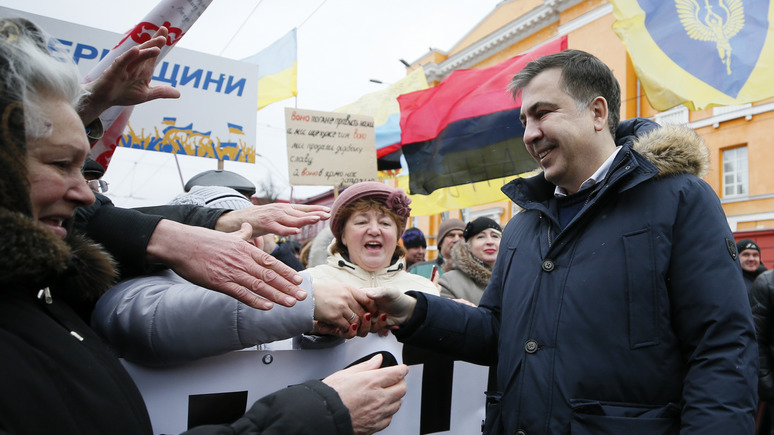 СТРАНА: Саакашвили «взял Порошенко на слабо» и потребовал вернуть украинский паспорт 
