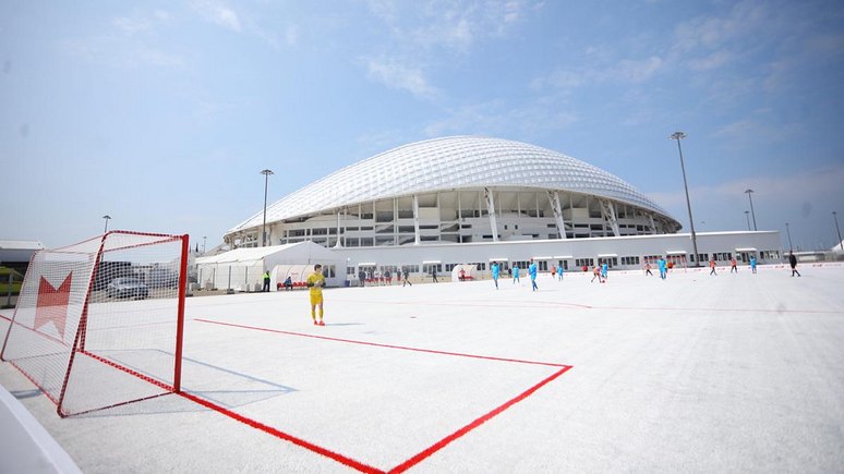 Sun: в Сочи из пластиковых стаканчиков ЧМ-2018 построили футбольное поле
