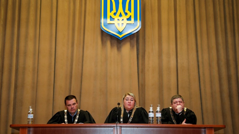 СТРАНА: киевский суд отказался снимать Зеленского с выборов