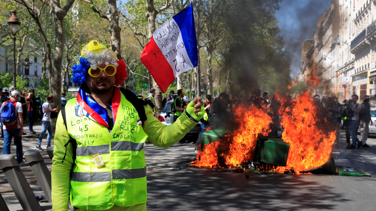 Le Monde: «жёлтые жилеты» изменились, но останавливаться не собираются