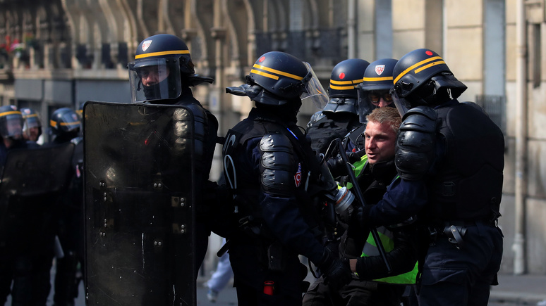 France Info: французские журналисты обвиняют полицейских в намеренной жестокости