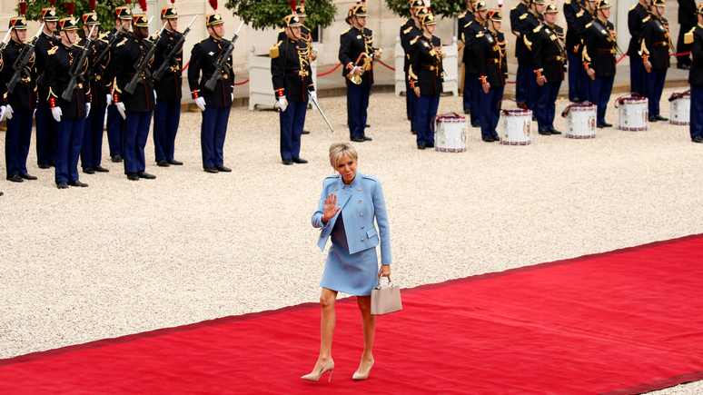 Gala: Саркози не оценил стиль Брижит Макрон — слишком короткие юбки