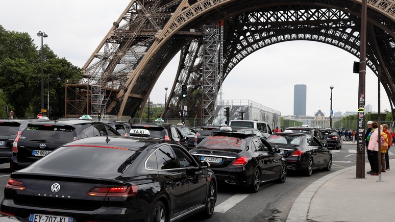 Europe 1: в шокировавшем парижан «верхолазе» на Эйфелевой башне признали выходца из России