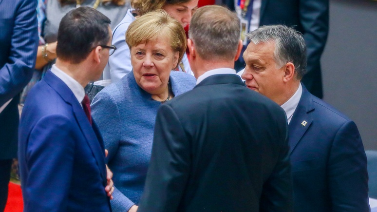 Welt: премьер-министры Вышеградской группы попросили Меркель занять место Туска