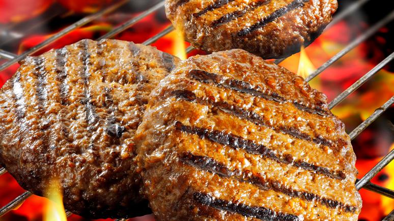 Американские эксперты предупреждают: неправильно приготовленный бургер может вас убить