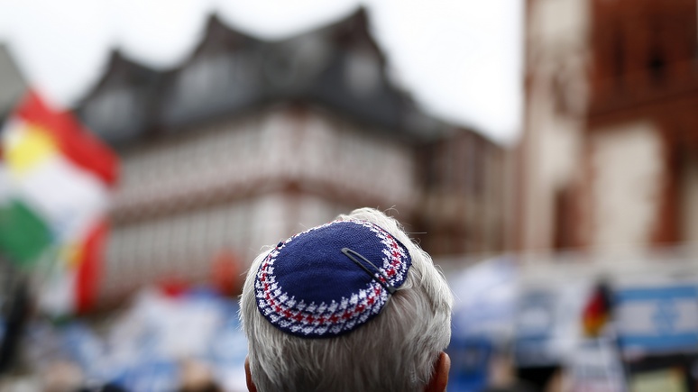 «Капитуляция перед антисемитизмом»: Израиль шокирован советом немецкого правительства не носить кипы в Германии