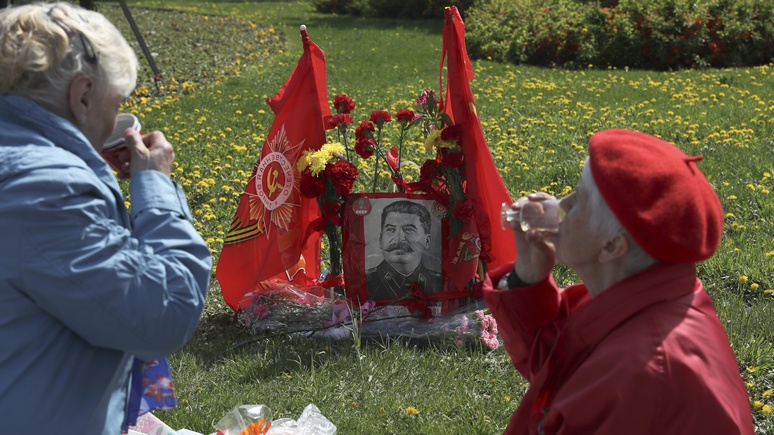 Писатель: популярность Сталина в России поражает, и авторитарные тенденции в мире набирают силу 