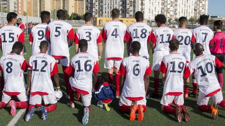 El País: испанская любительская команда по футболу закрыла сезон протестом против расизма