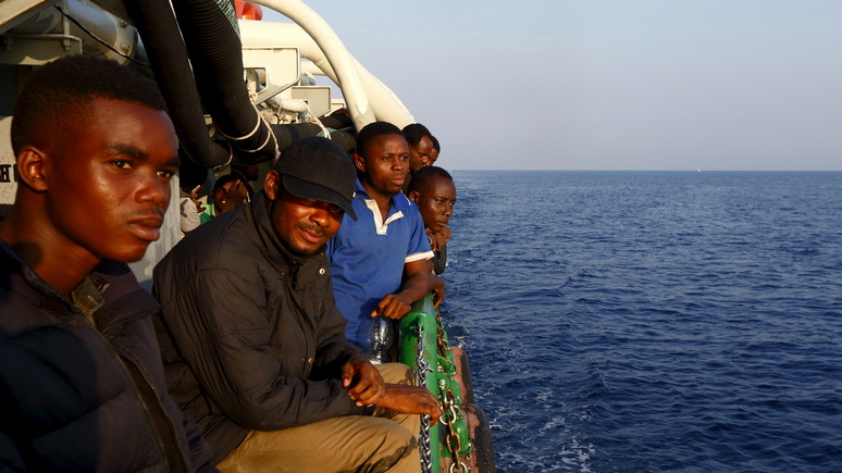 Euronews: корабль с беженцами причалил в итальянском порту вопреки запрету властей