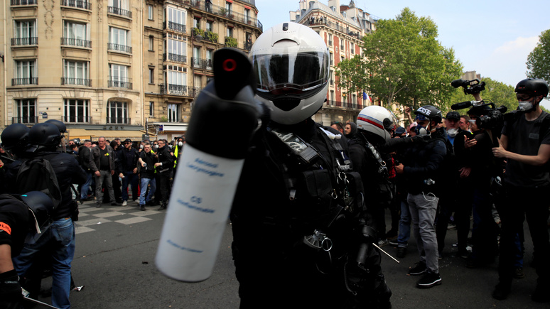 L’Express: МВД Франции наградило полицейских, обвиняемых в агрессии против «жёлтых жилетов»