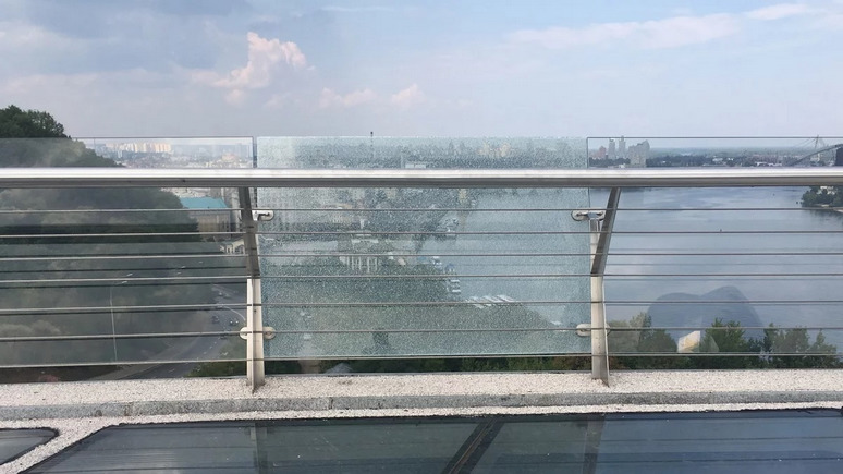 112: на новом «мосту Кличко» снова потрескались стёкла
