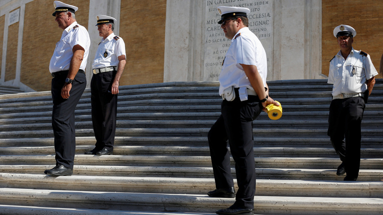 20 minutes: власти Рима запретили туристам сидеть на Испанской лестнице