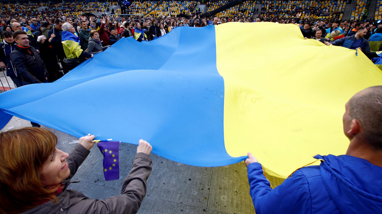 СТРАНА: команда Зеленского довольна законом о «тотальной украинизации»