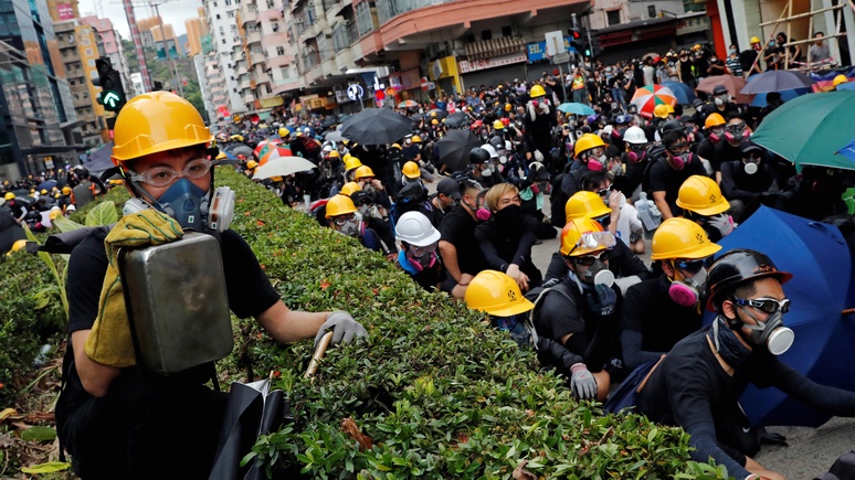 CNBC: Пекин припугнул Гонконг военной техникой у границ города  