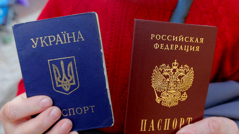 Gazeta Wyborcza: Зеленский соревнуется с Путиным в «раздаче» паспортов