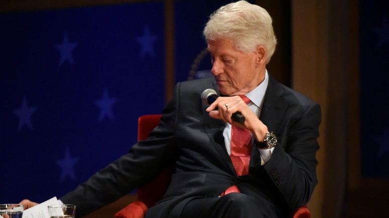 Daily Mail: в доме Эпштейна нашли портрет Билла Клинтона в платье