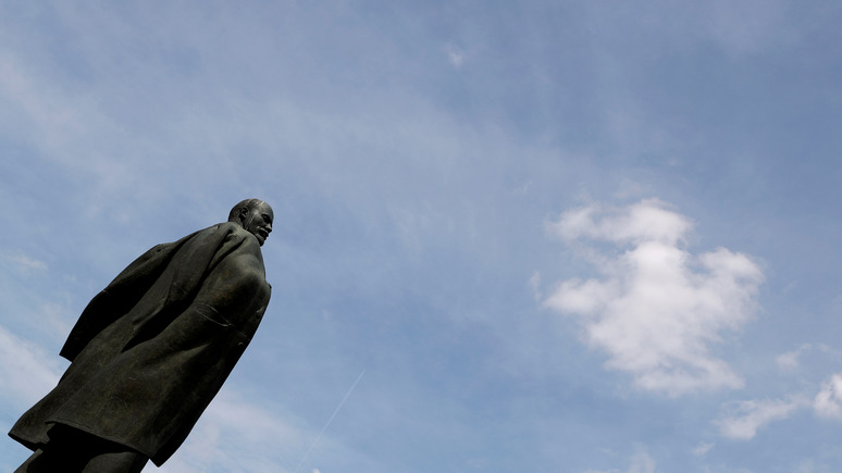 Корреспондент: коммунальщики в Днепропетровской области вернули долги бронзовым Ильичом 