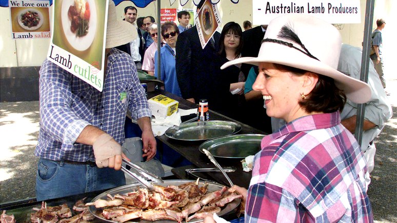 ES: месть мясоедов — две тысячи австралийцев устроят барбекю перед домом веганки-обидчицы