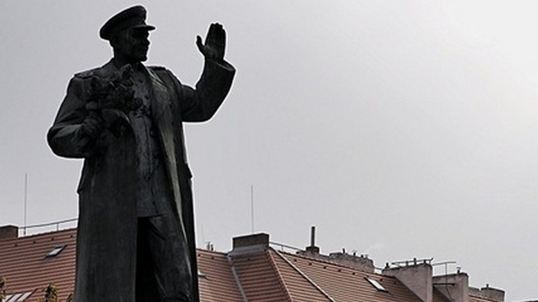 Aroundprague: житель Праги приковал себя к памятнику Коневу в знак протеста
