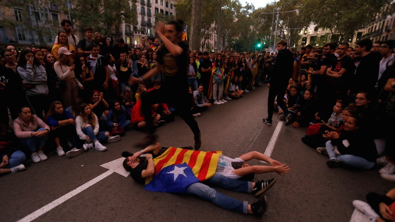 Global Times: гонконгские «двойные стандарты» аукнулись Западу протестами в Каталонии 