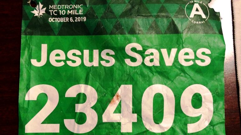 GN: чудесное спасение —  медбрат «Иисус» оказал помощь марафонцу в футболке с надписью «Иисус спасает»