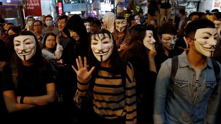 Times: что не запрещено, то можно — в Гонконге протесты решили замаскировать под празднование Хеллоуина