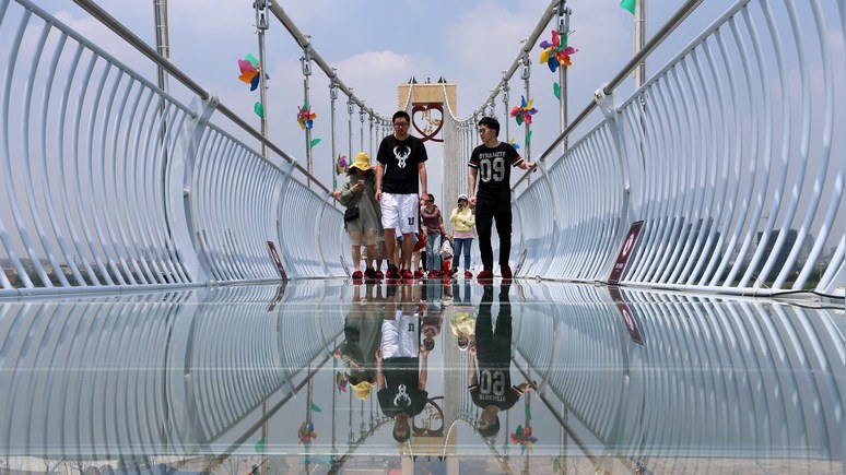 Times: китайские власти озадачились безопасностью стеклянных мостов