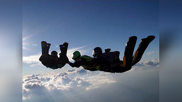 Российские парашютисты совершили рекордный прыжок